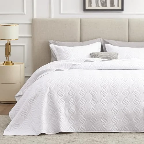 Love's Cabin Summer Lightweight Quilt in Wave Pattern White