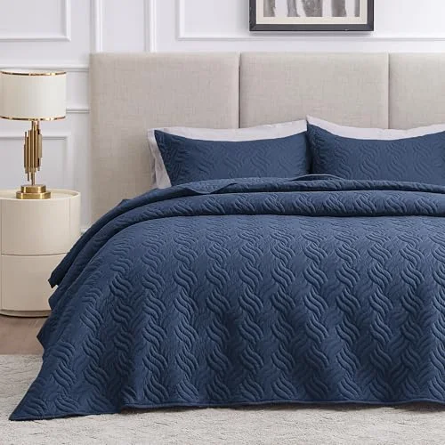 Love's Cabin Summer Lightweight Quilt in Wave Pattern Navy