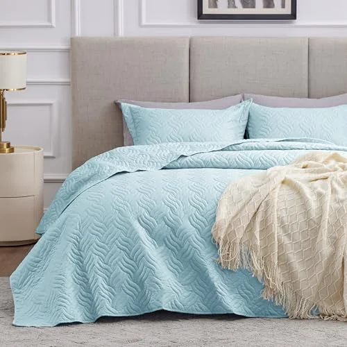 Love's Cabin Summer Lightweight Quilt in Wave Light Blue
