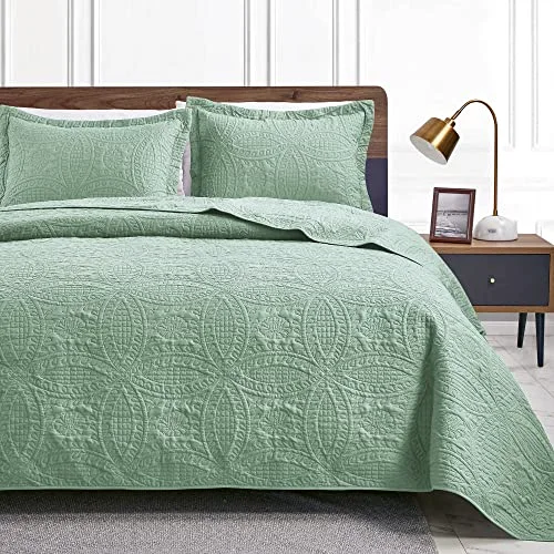 Love's Cabin Summer Lightweight Quilt in Coin Pattern Sage