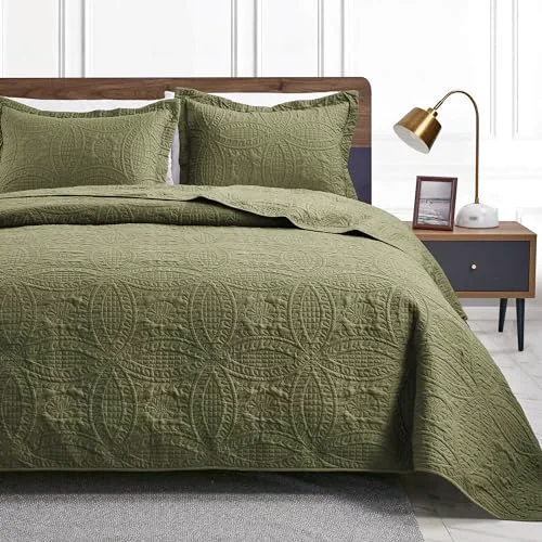 Love's Cabin Summer Lightweight Quilt in Coin Pattern Green