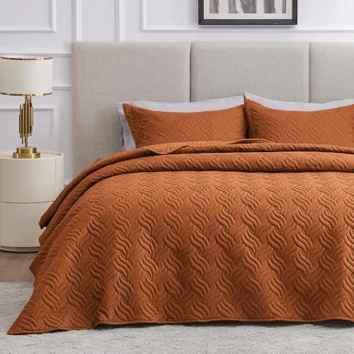 Love's Cabin Summer Lightweight Quilt in Wave Pattern Umber