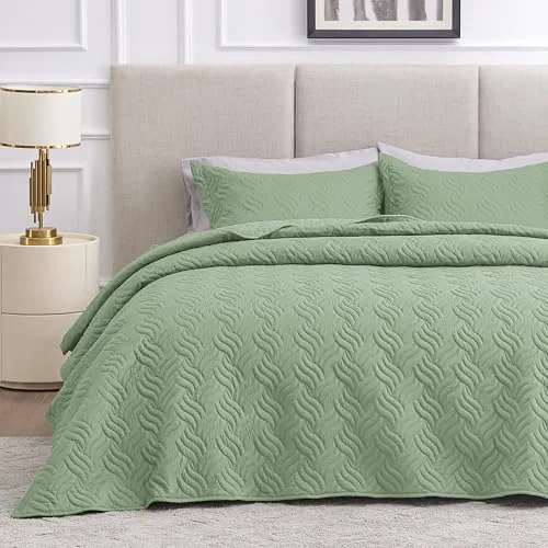 Love's Cabin Summer Lightweight Quilt in Wave Pattern Sage