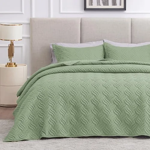 Love's Cabin Summer Lightweight Quilt in Wave Pattern Sage