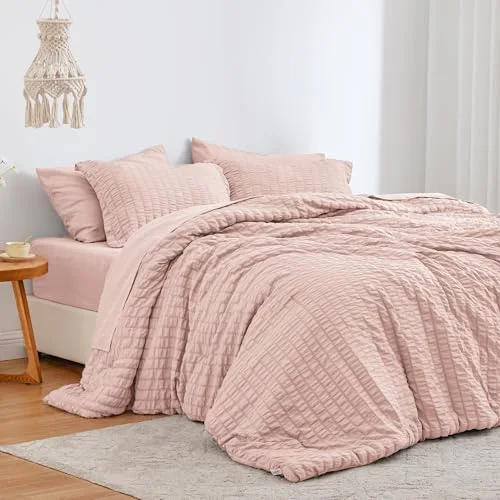 Love's Cabin Seersucker Comforter Set in Pink