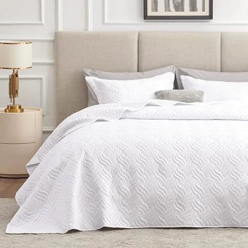 Love's Cabin Summer Lightweight Quilt in Wave Pattern White
